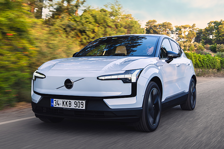 Volvo’nun en kompakt ve tamamen elektrikli SUV’u EX30 Türkiye yollarında